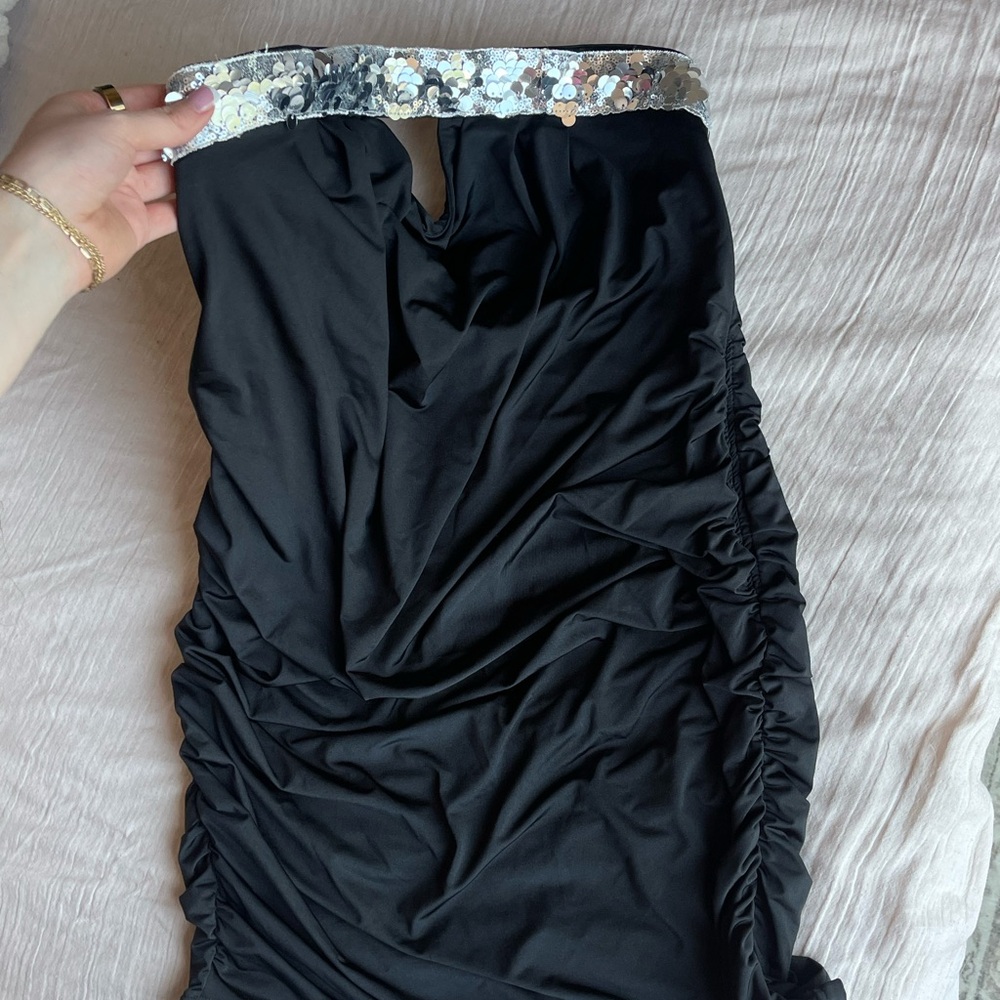 Elegant Black Sequin Strapless Dress - Picture 2 of 3